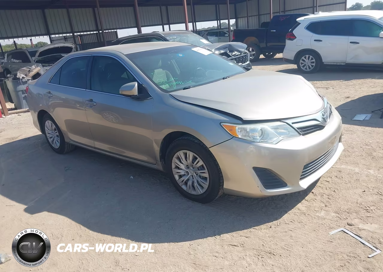 2014 Toyota Camry Le – zdjęcie 1 z 16