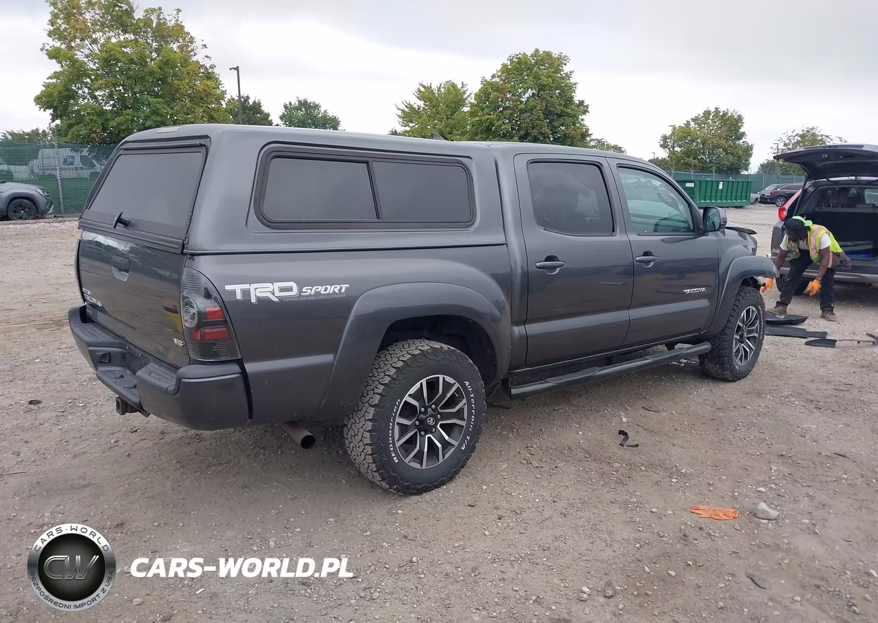 2015 Toyota Tacoma Base V6 VIN:3TMLU4EN3FM189410 - 4