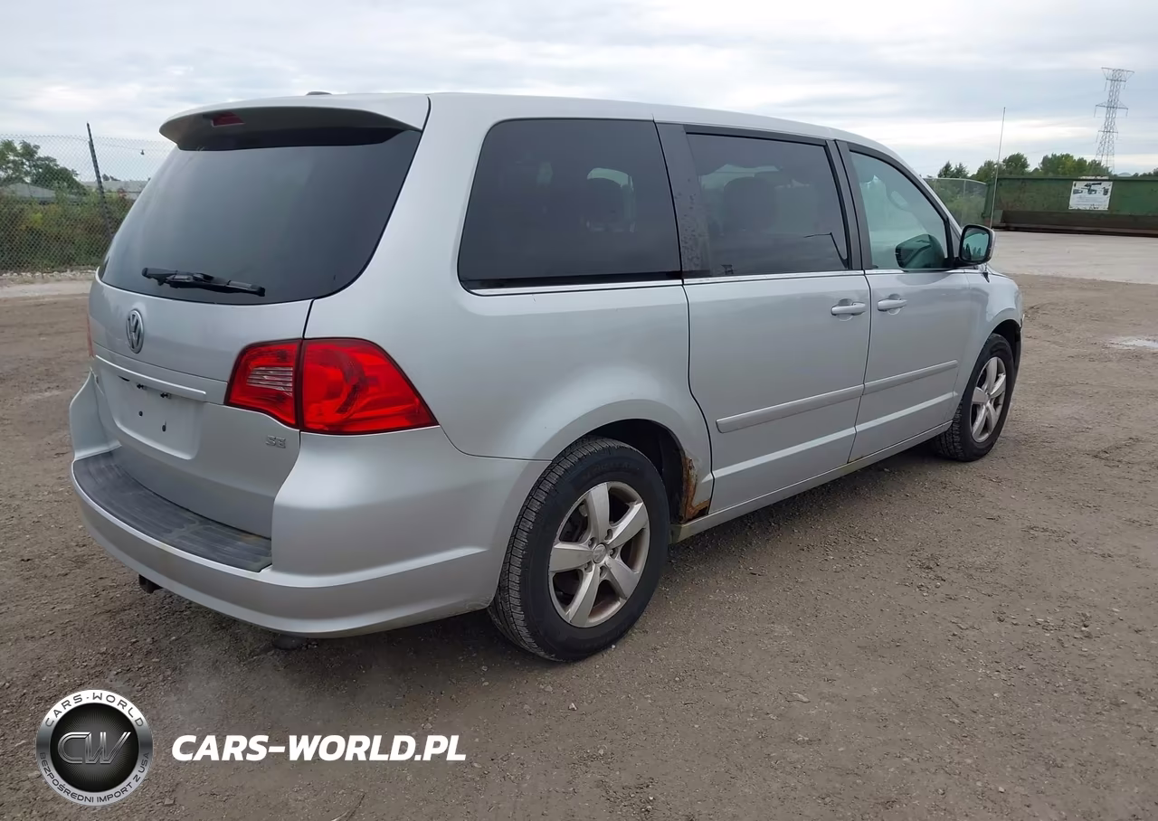 2010 Volkswagen Routan Se VIN:2V4RW3D17AR325123 - 4
