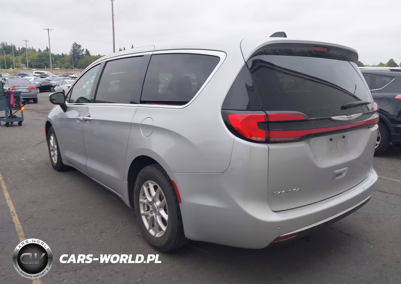 2023 Chrysler Pacifica Touring L VIN:2C4RC1BG2PR574436 - 3