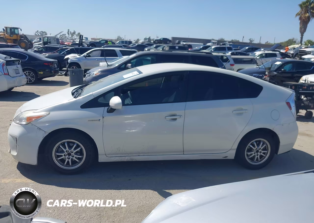 2015 Toyota Prius Two VIN:JTDKN3DU3F0456768 - 14