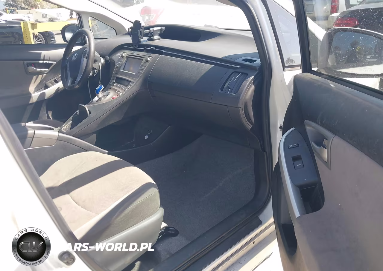 2015 Toyota Prius Two VIN:JTDKN3DU3F0456768 - 5