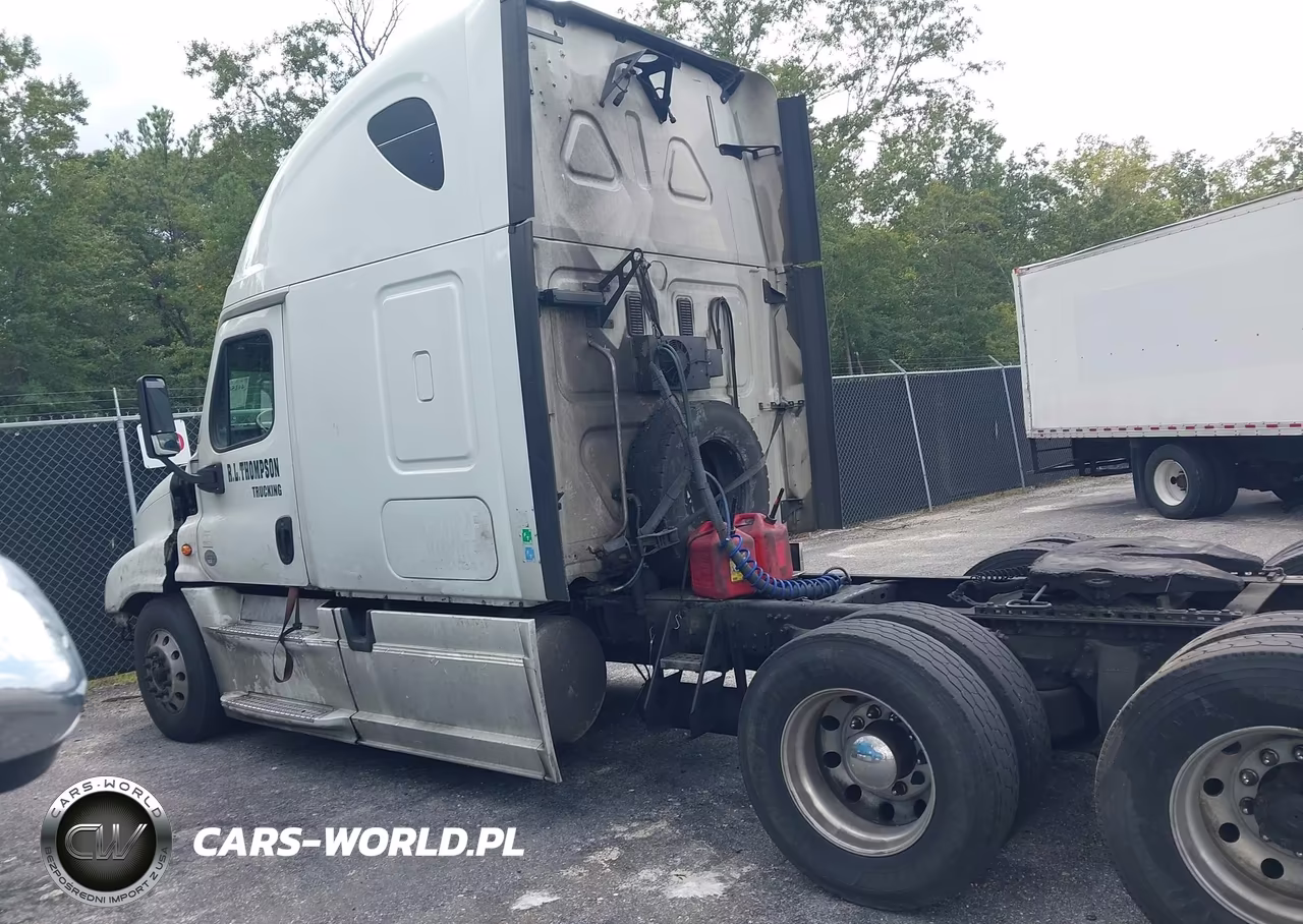 2015 Freightliner Cascadia 125 VIN:1FUJGLD67FLFY9387 - 13