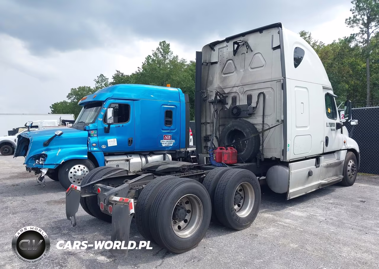 2015 Freightliner Cascadia 125 VIN:1FUJGLD67FLFY9387 - 4