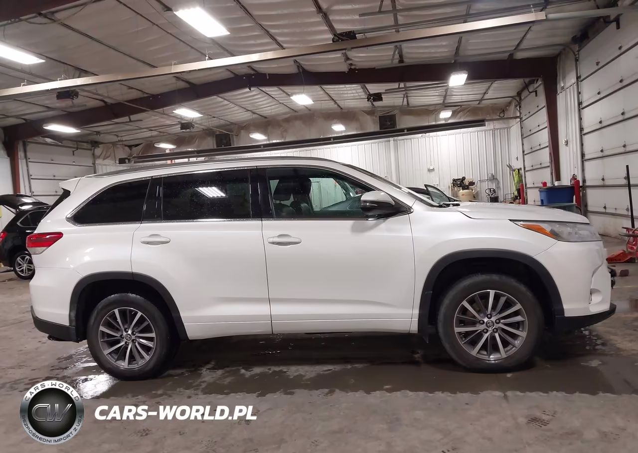 2018 Toyota Highlander Xle VIN:5TDJZRFH4JS823606 - 14
