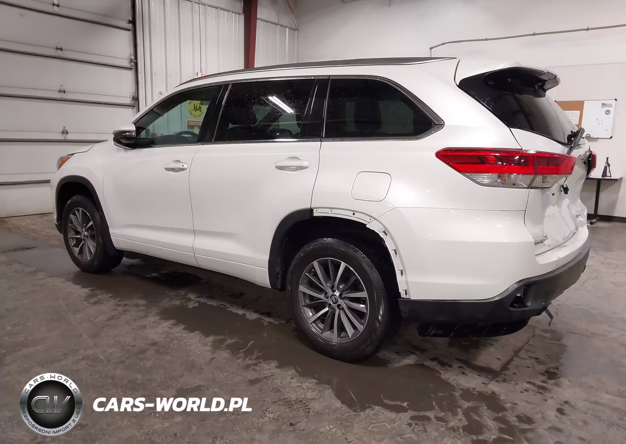 2018 Toyota Highlander Xle VIN:5TDJZRFH4JS823606 - 3