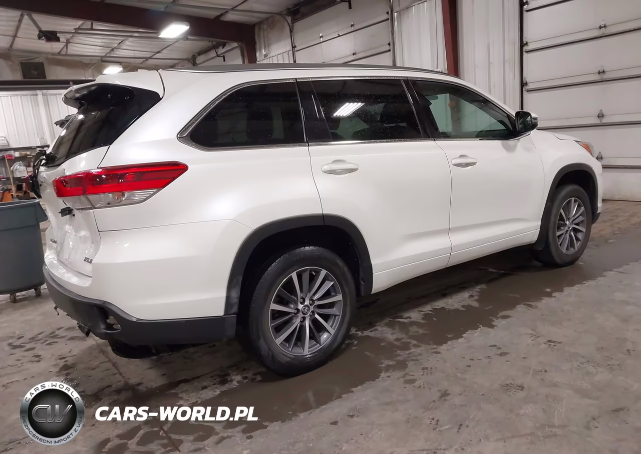 2018 Toyota Highlander Xle VIN:5TDJZRFH4JS823606 - 4