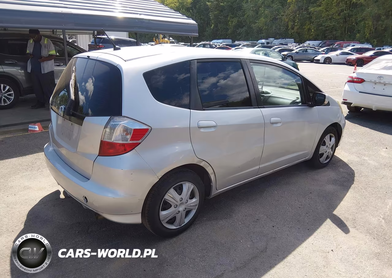 2013 Honda Fit VIN:JHMGE8H37DC037465 - 4