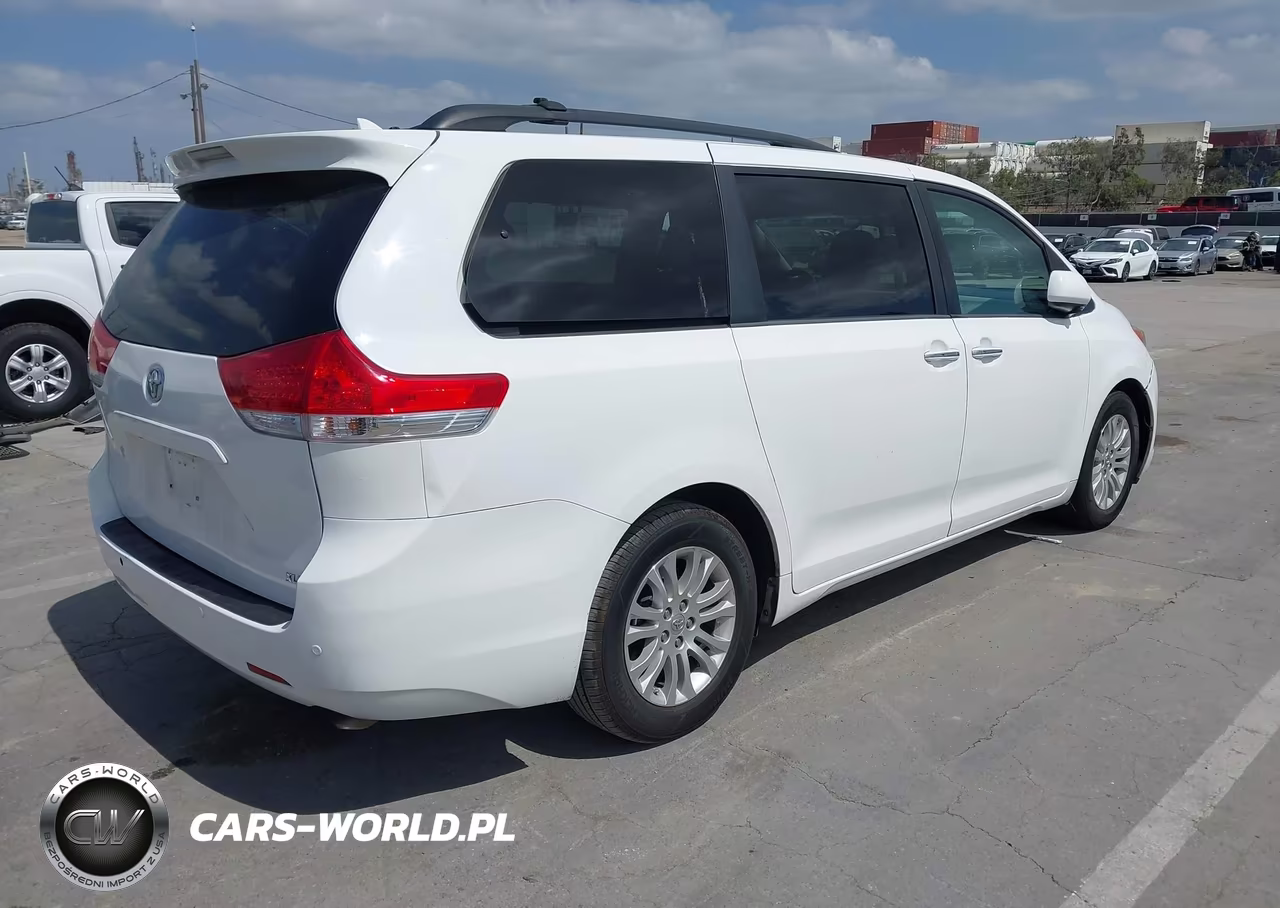 2013 Toyota Sienna Xle V6 8 Passenger VIN:5TDYK3DC5DS367630 - 4