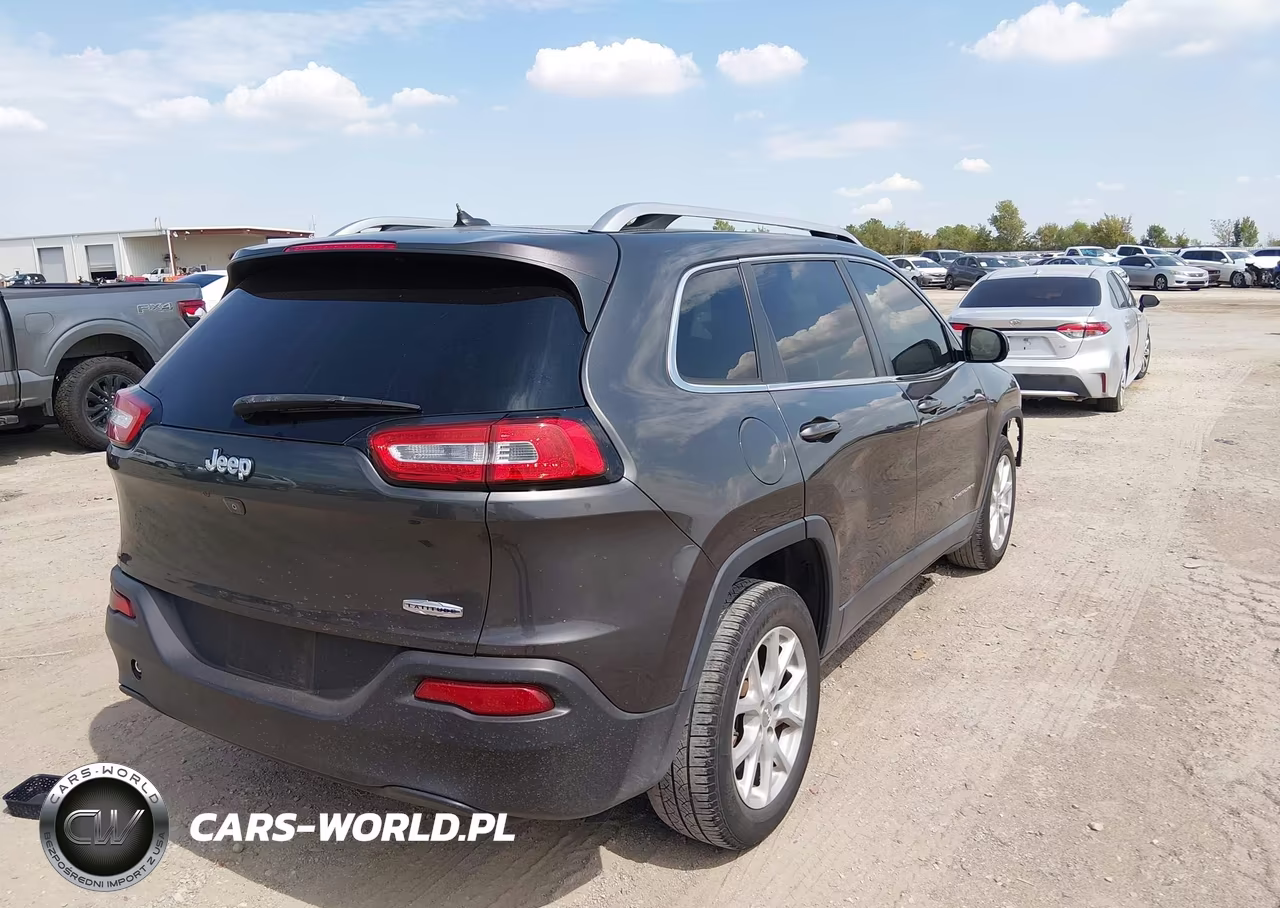 2015 Jeep Cherokee Latitude VIN:1C4PJLCB2FW539302 - 4