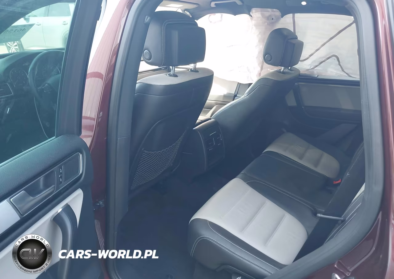 2017 Volkswagen Touareg V6 Wolfsburg Edition VIN:WVGRF7BPXHD000838 - 7