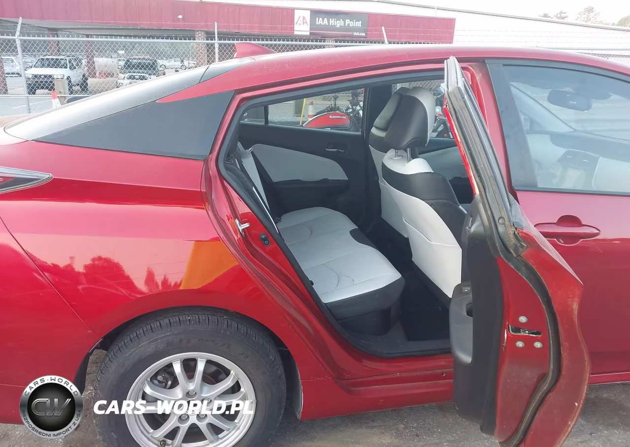 2016 Toyota Prius Four VIN:JTDKARFU9G3519111 - 8
