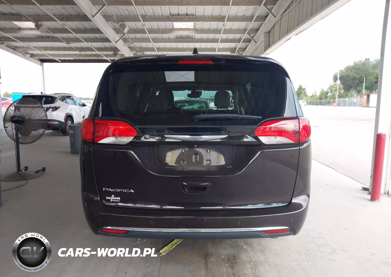 2017 Chrysler Pacifica Touring-L Plus VIN:2C4RC1EG5HR684331 - 17