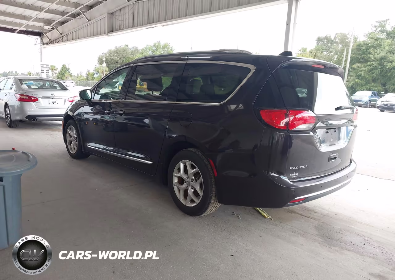 2017 Chrysler Pacifica Touring-L Plus VIN:2C4RC1EG5HR684331 - 3