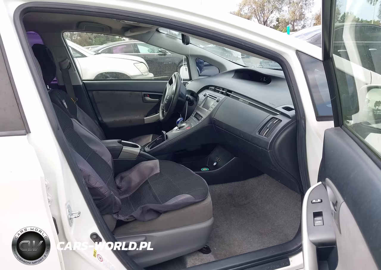 2014 Toyota Prius Two VIN:JTDKN3DU9E0363087 - 5