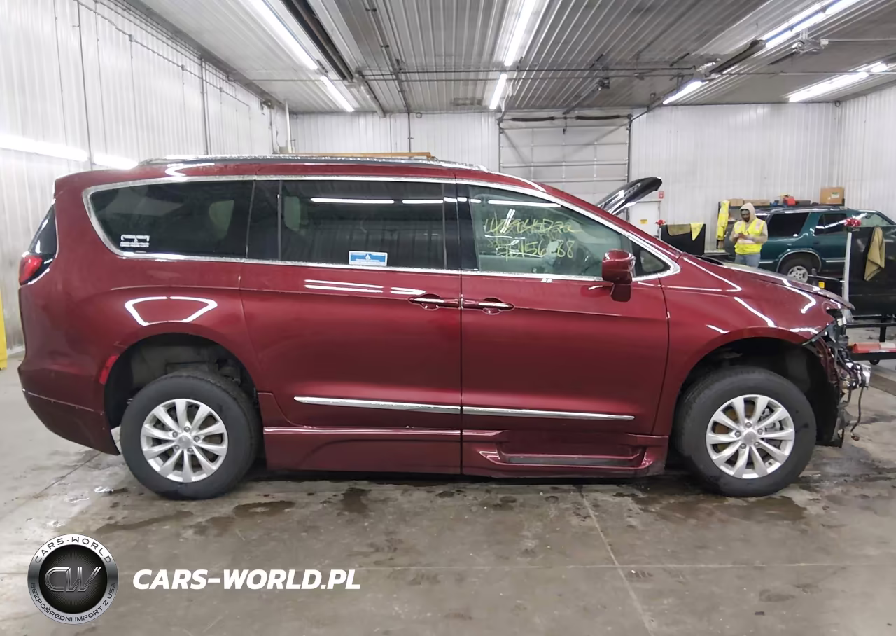 2018 Chrysler Pacifica Touring L Plus VIN:2C4RC1EGXJR168147 - 14