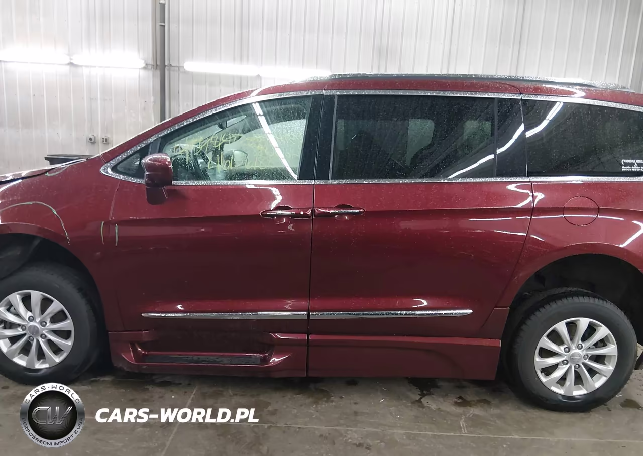 2018 Chrysler Pacifica Touring L Plus VIN:2C4RC1EGXJR168147 - 15