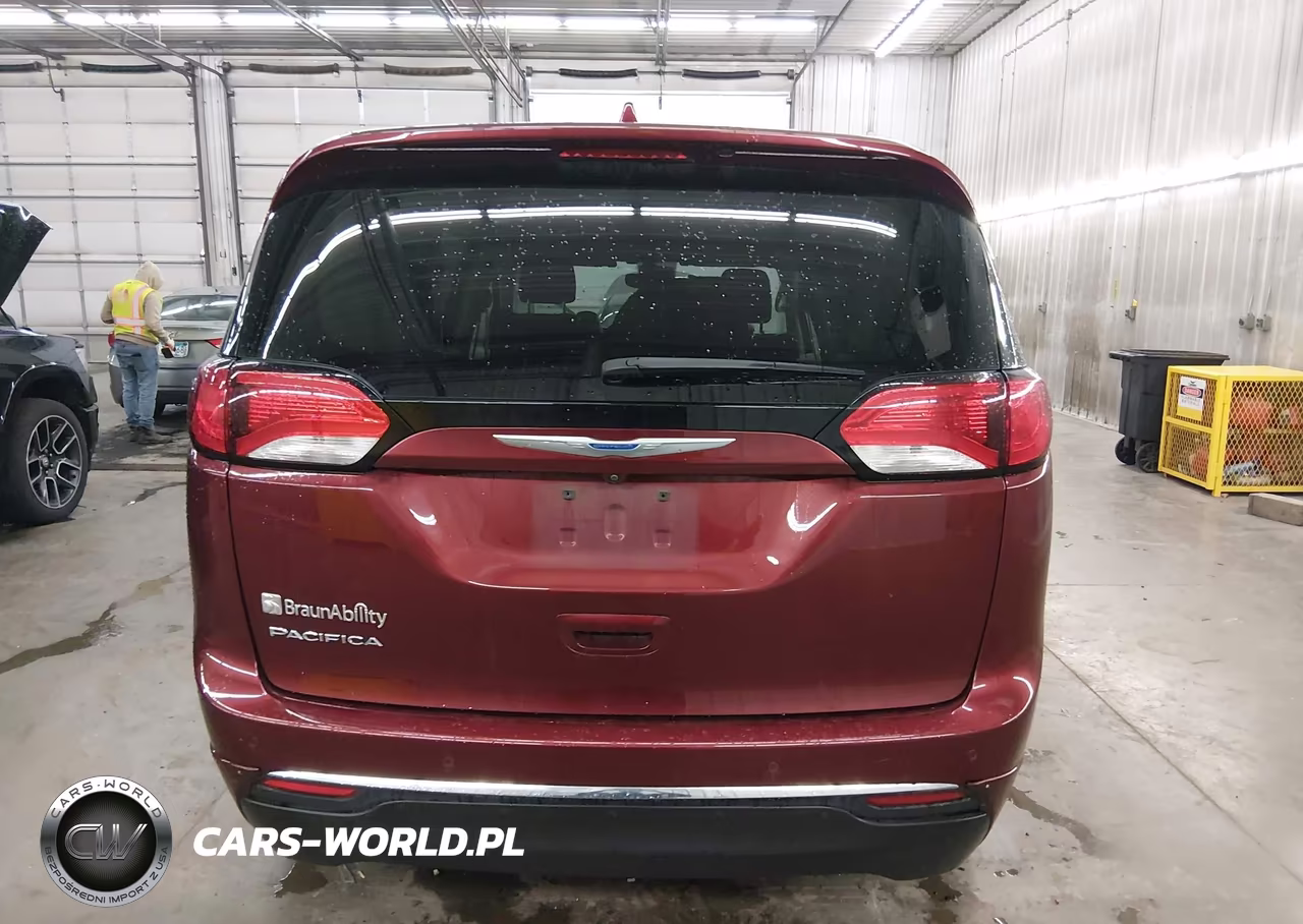 2018 Chrysler Pacifica Touring L Plus VIN:2C4RC1EGXJR168147 - 17