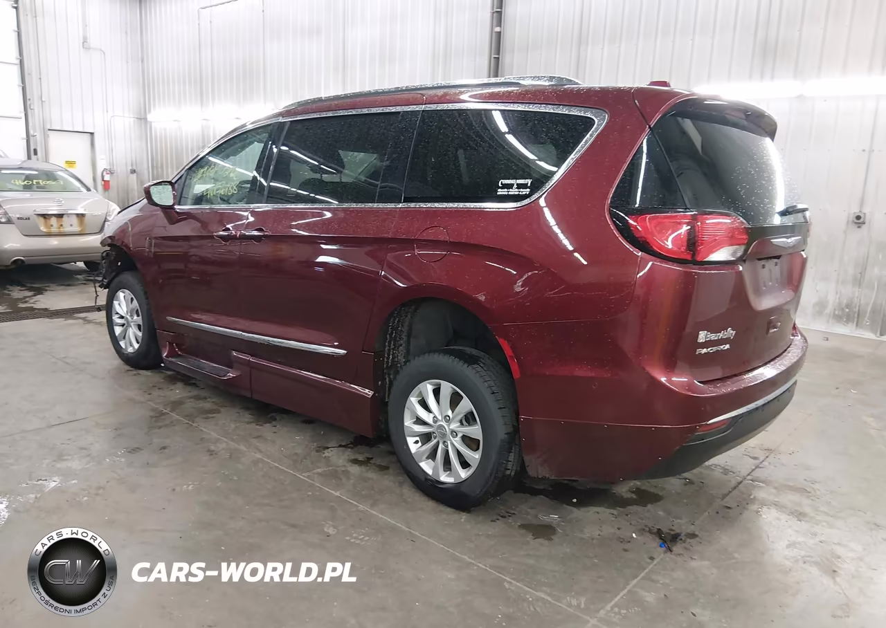 2018 Chrysler Pacifica Touring L Plus VIN:2C4RC1EGXJR168147 - 3