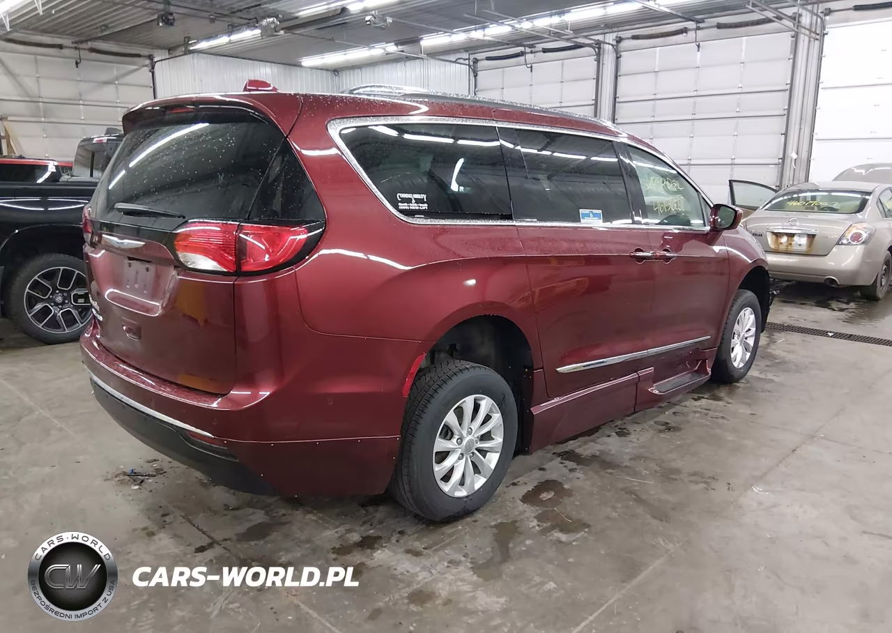 2018 Chrysler Pacifica Touring L Plus VIN:2C4RC1EGXJR168147 - 4