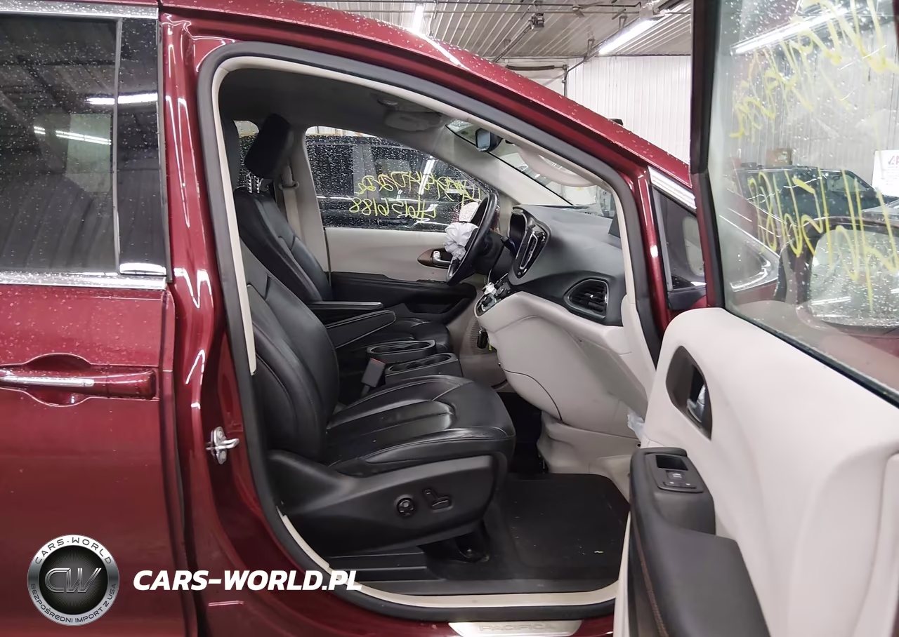 2018 Chrysler Pacifica Touring L Plus VIN:2C4RC1EGXJR168147 - 5