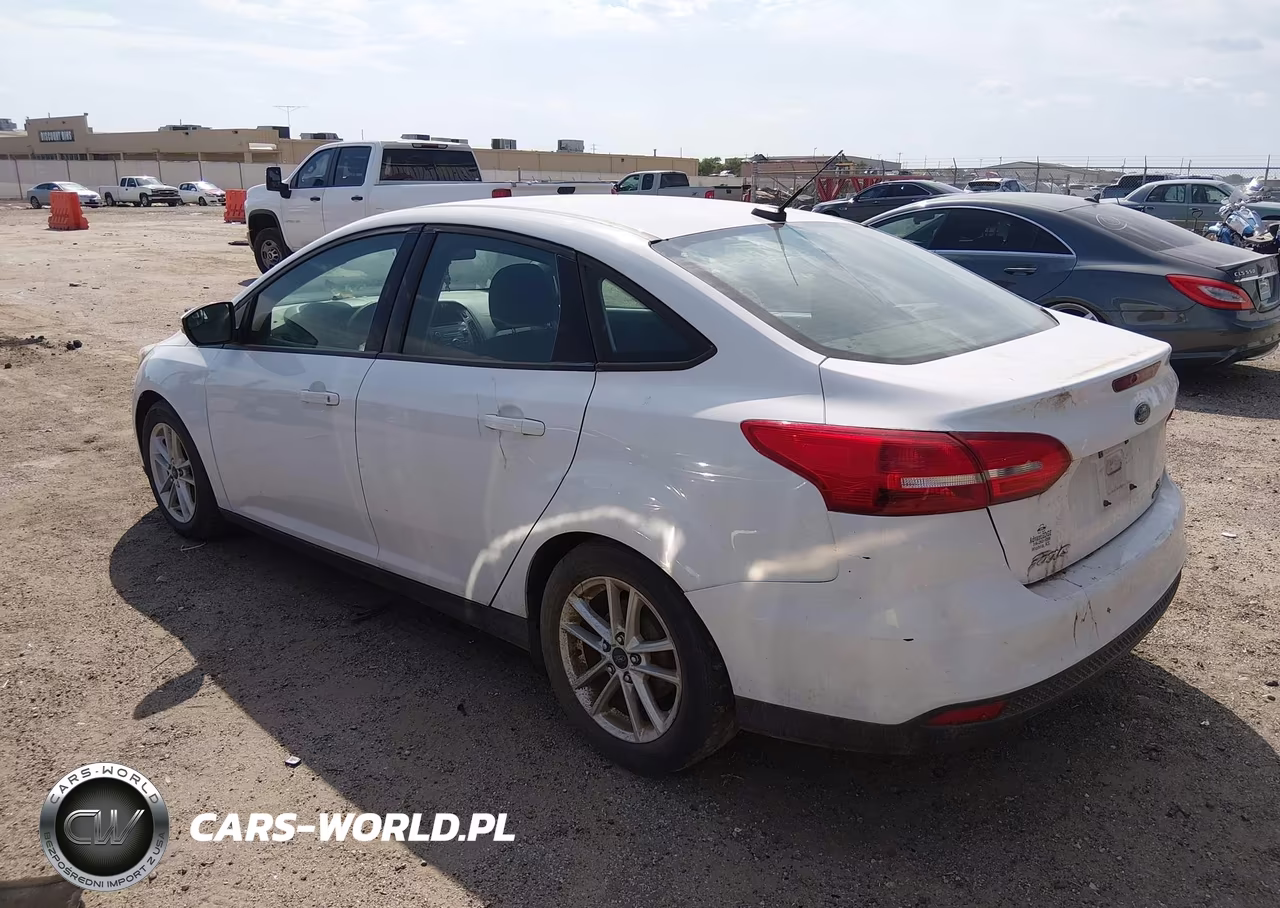 2016 Ford Focus Se VIN:1FADP3F24GL373144 - 3