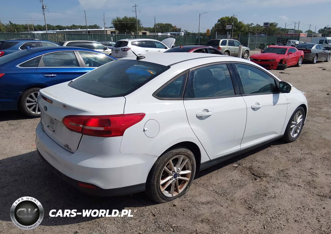 2016 Ford Focus Se VIN:1FADP3F24GL373144 - 4