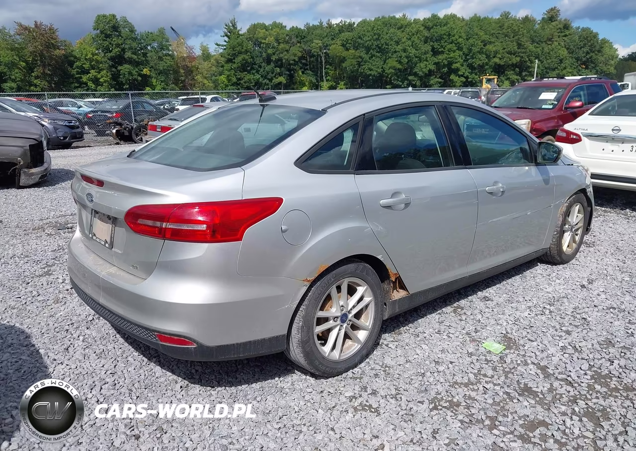 2016 Ford Focus Se VIN:1FADP3F28GL296407 - 4