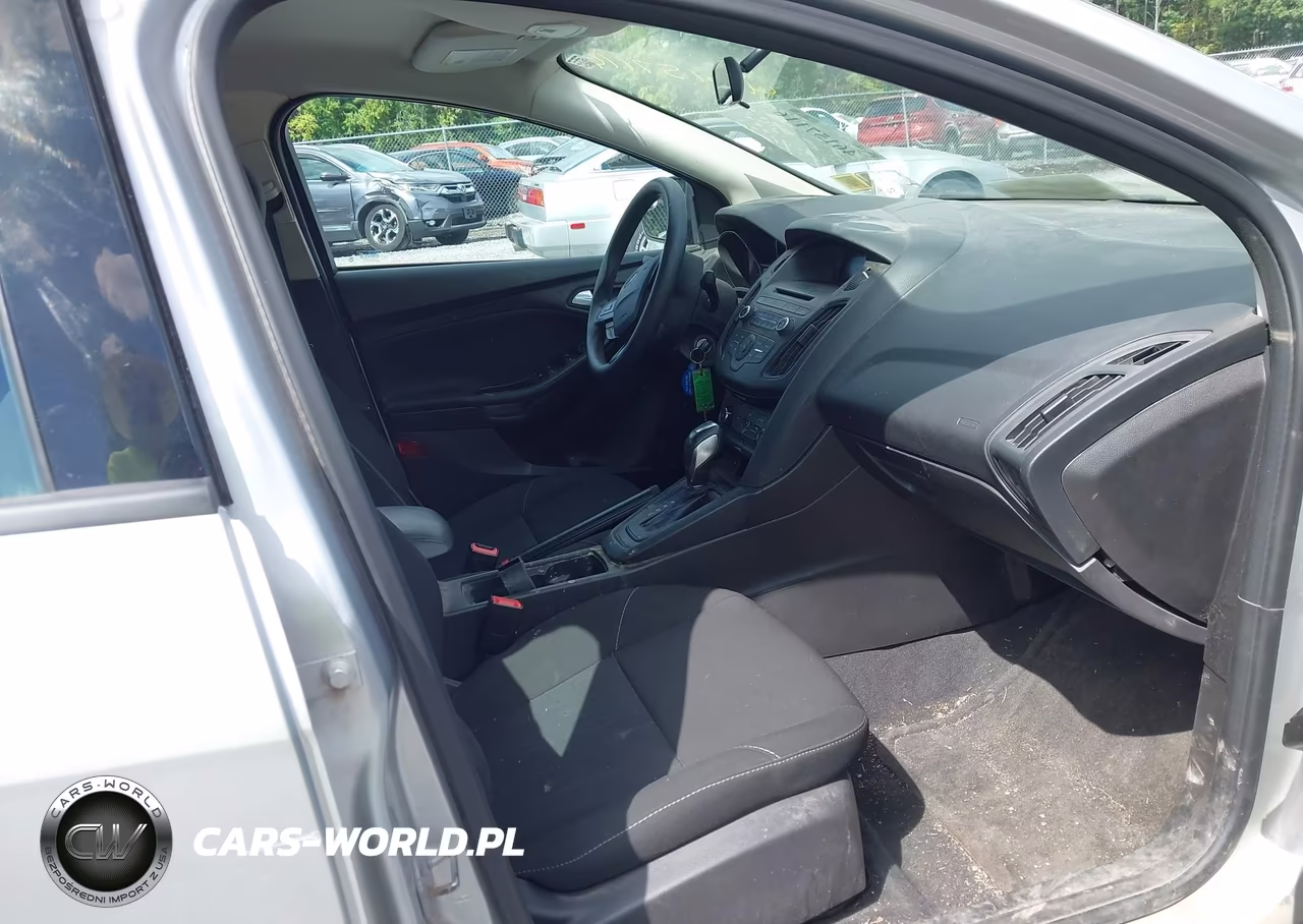 2016 Ford Focus Se VIN:1FADP3F28GL296407 - 5
