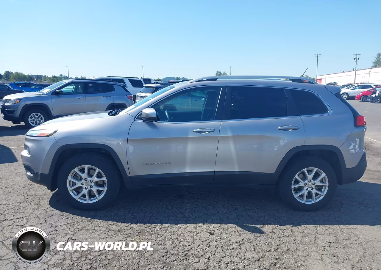 2018 Jeep Cherokee Latitude 4X4 VIN:1C4PJMCB2JD528584 - 15