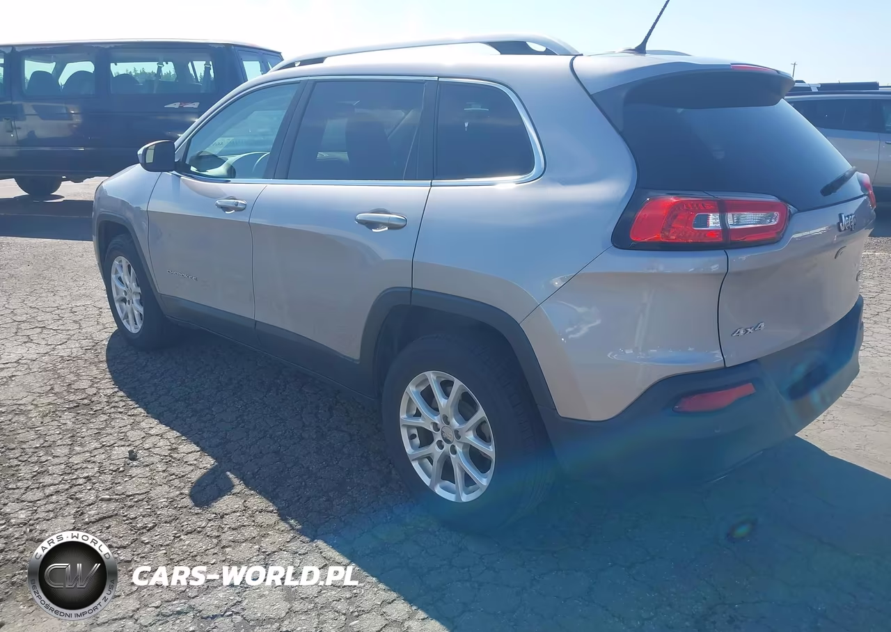 2018 Jeep Cherokee Latitude 4X4 VIN:1C4PJMCB2JD528584 - 3