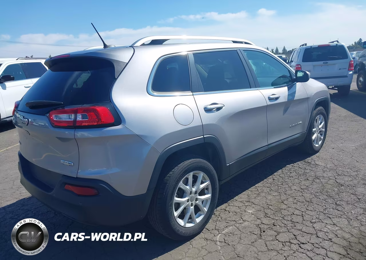 2018 Jeep Cherokee Latitude 4X4 VIN:1C4PJMCB2JD528584 - 4
