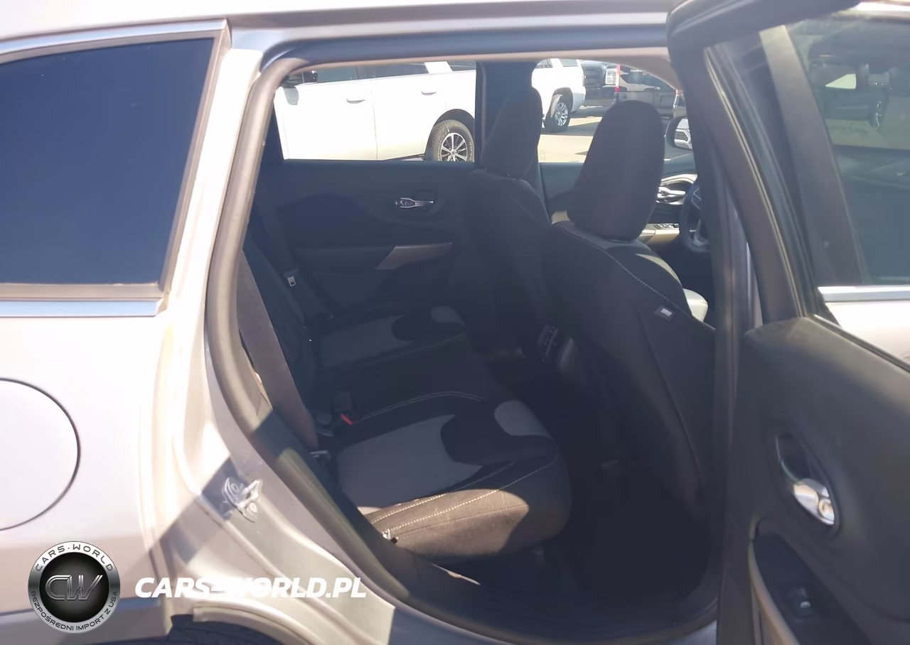 2018 Jeep Cherokee Latitude 4X4 VIN:1C4PJMCB2JD528584 - 8