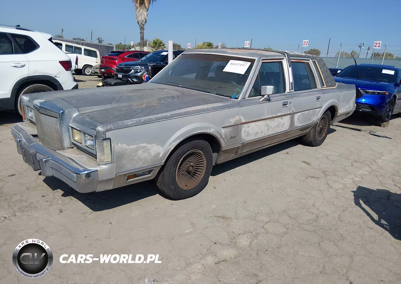 1988 Lincoln Town Car Signature VIN:1LNBM82F4JY818228 - 2