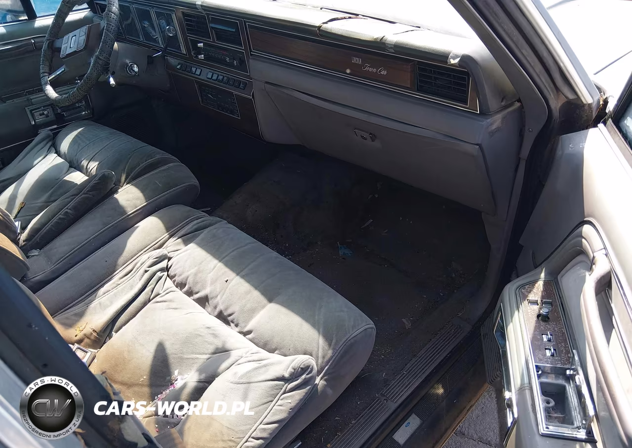 1988 Lincoln Town Car Signature VIN:1LNBM82F4JY818228 - 5