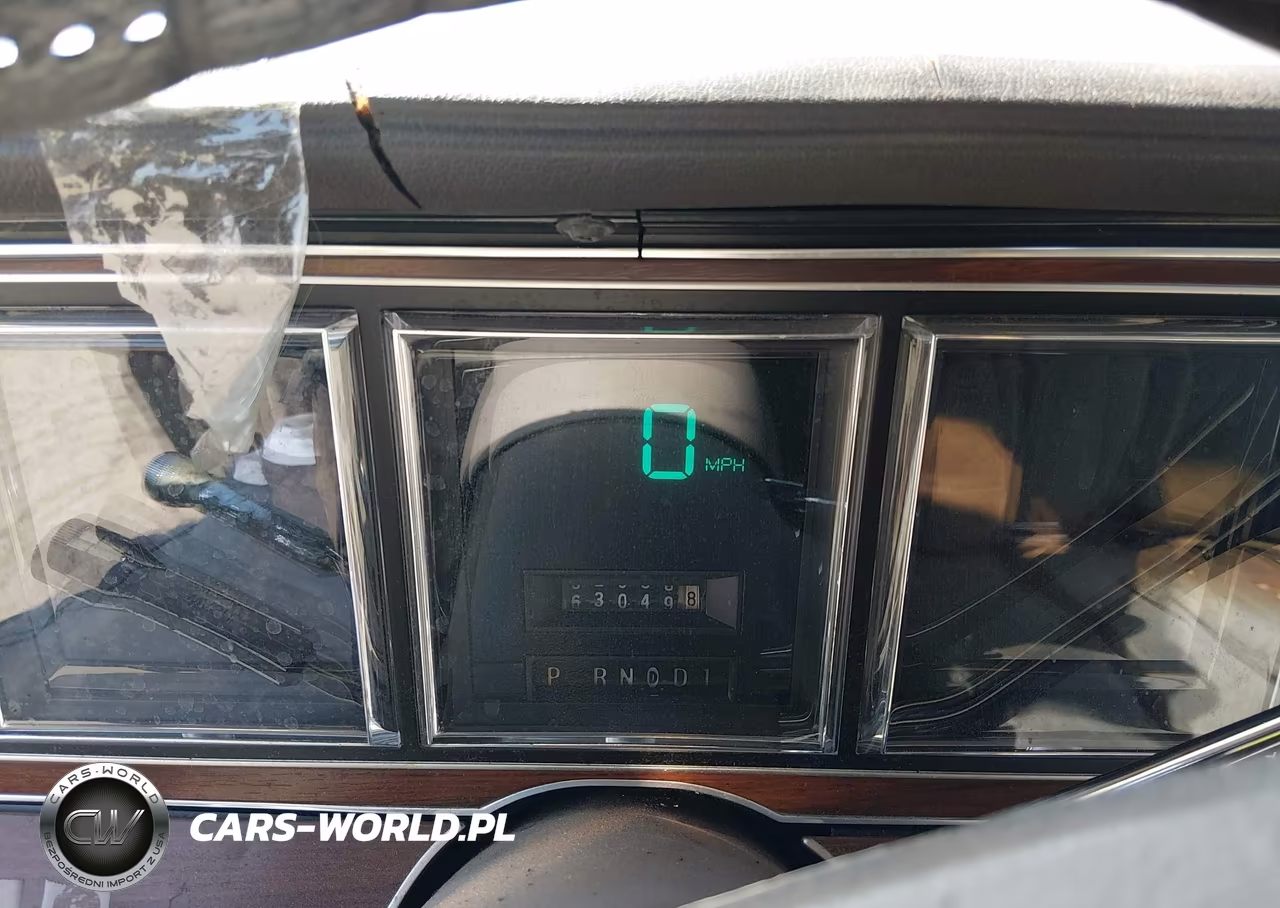 1988 Lincoln Town Car Signature VIN:1LNBM82F4JY818228 - 7