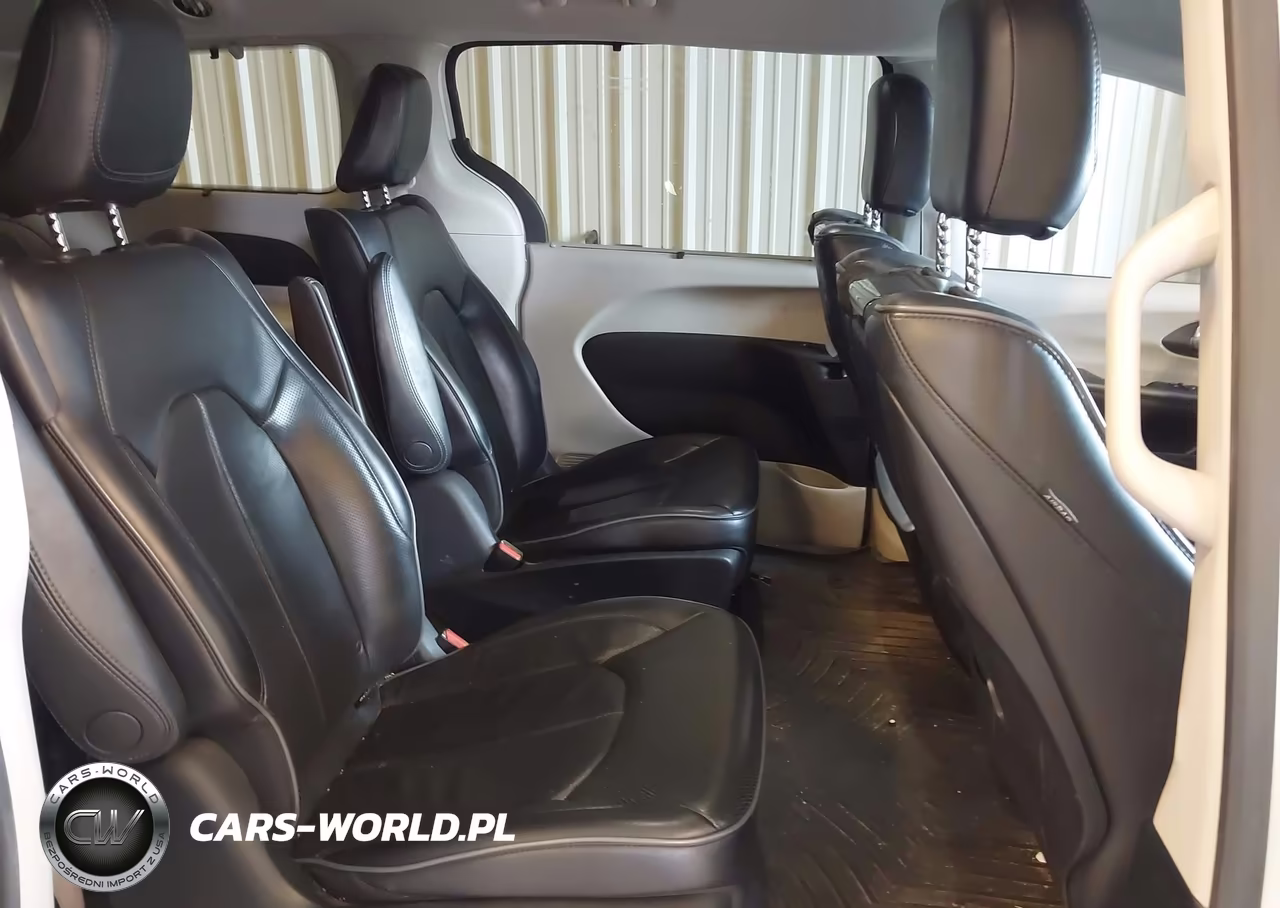 2018 Chrysler Pacifica Hybrid Limited VIN:2C4RC1N73JR183427 - 8