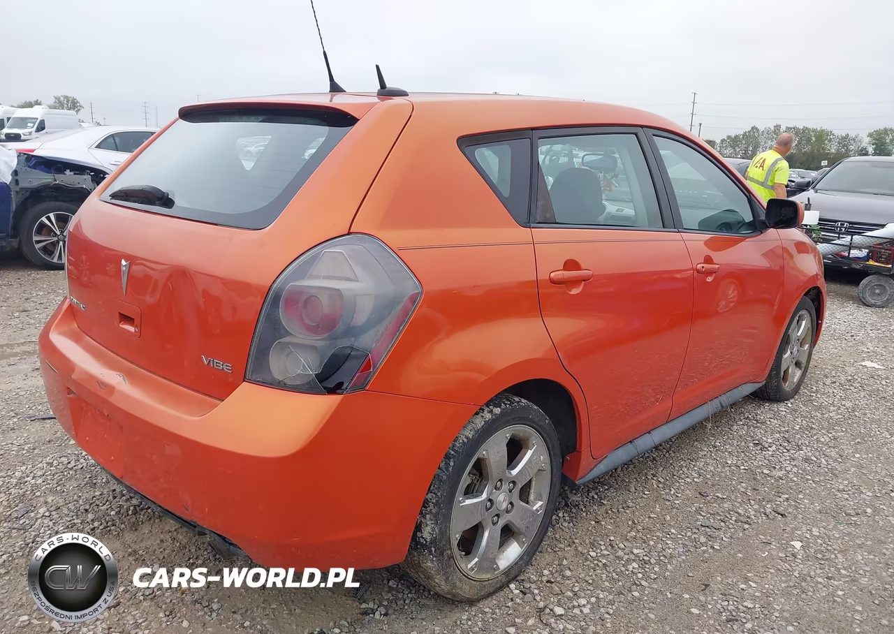 2010 Pontiac Vibe VIN:5Y2SP6E05AZ407938 - 4