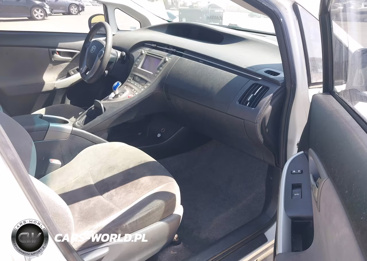 2014 Toyota Prius Two VIN:JTDKN3DU3E1743293 - 5
