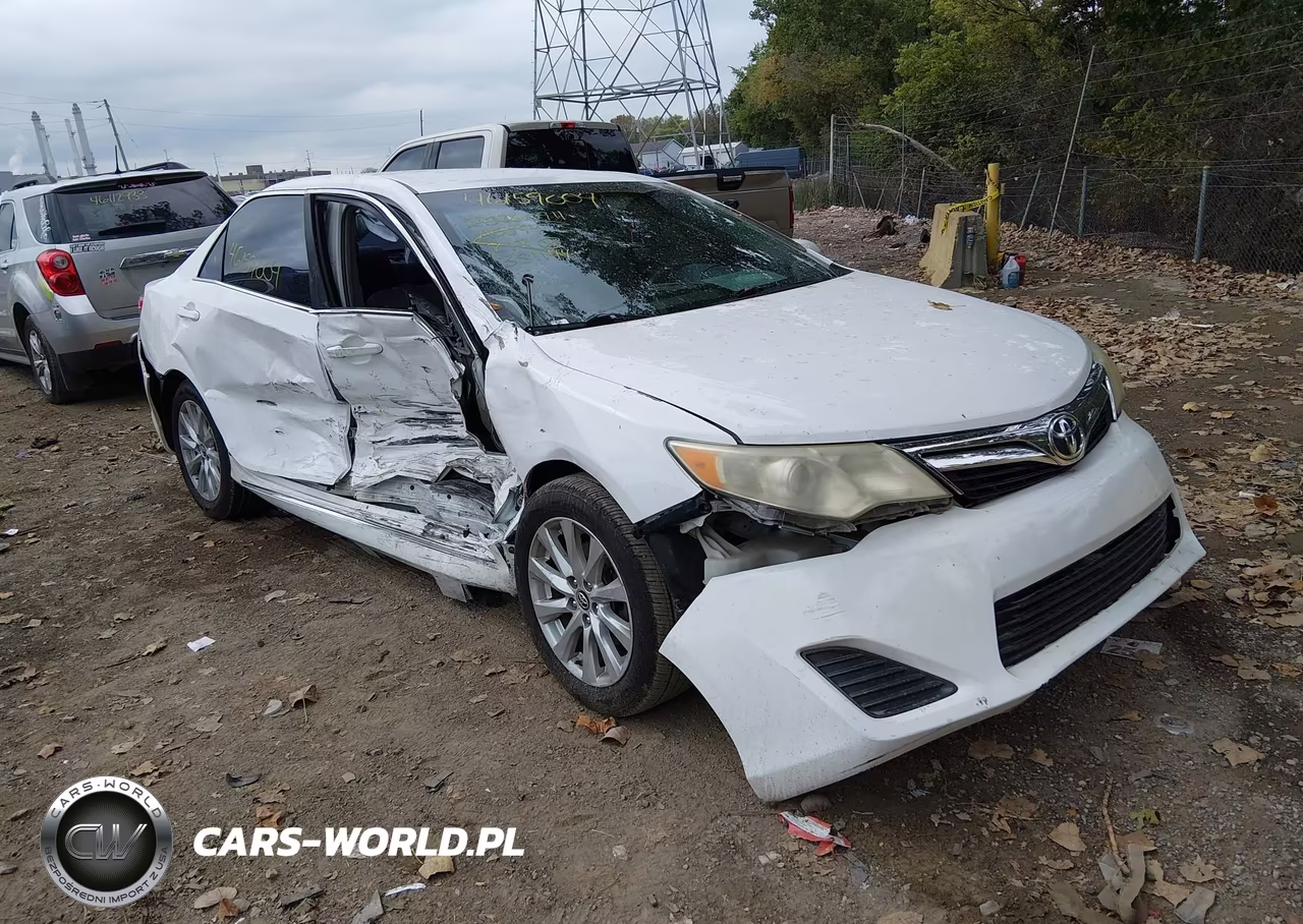 2014 Toyota Camry Le – zdjęcie 1 z 15