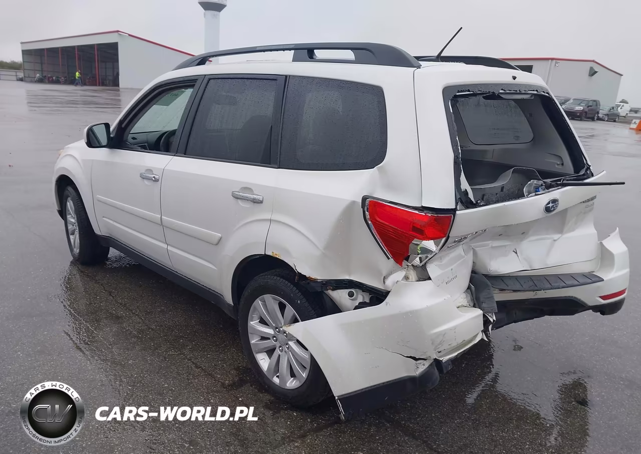 2013 Subaru Forester 2.5X Premium VIN:JF2SHADC2DH425725 - 3