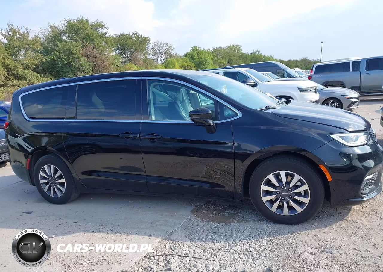 2024 Chrysler Pacifica Hybrid Select VIN:2C4RC1S73RR185307 - 13