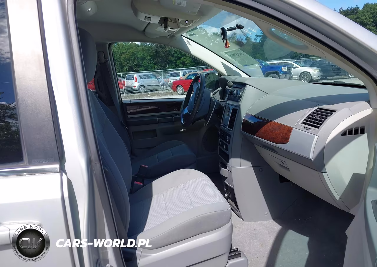 2010 Chrysler Town & Country Touring VIN:2A4RR5D1XAR468199 - 5