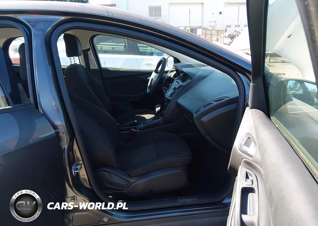 2017 Ford Focus Se VIN:1FADP3F22HL202751 - 5