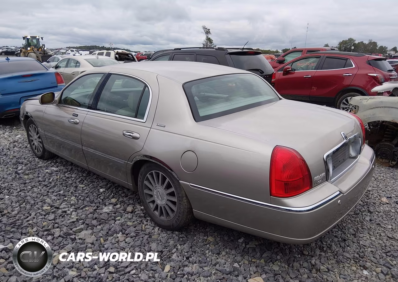 2003 Lincoln Town Car Signature VIN:1LNHM82W23Y704533 - 3