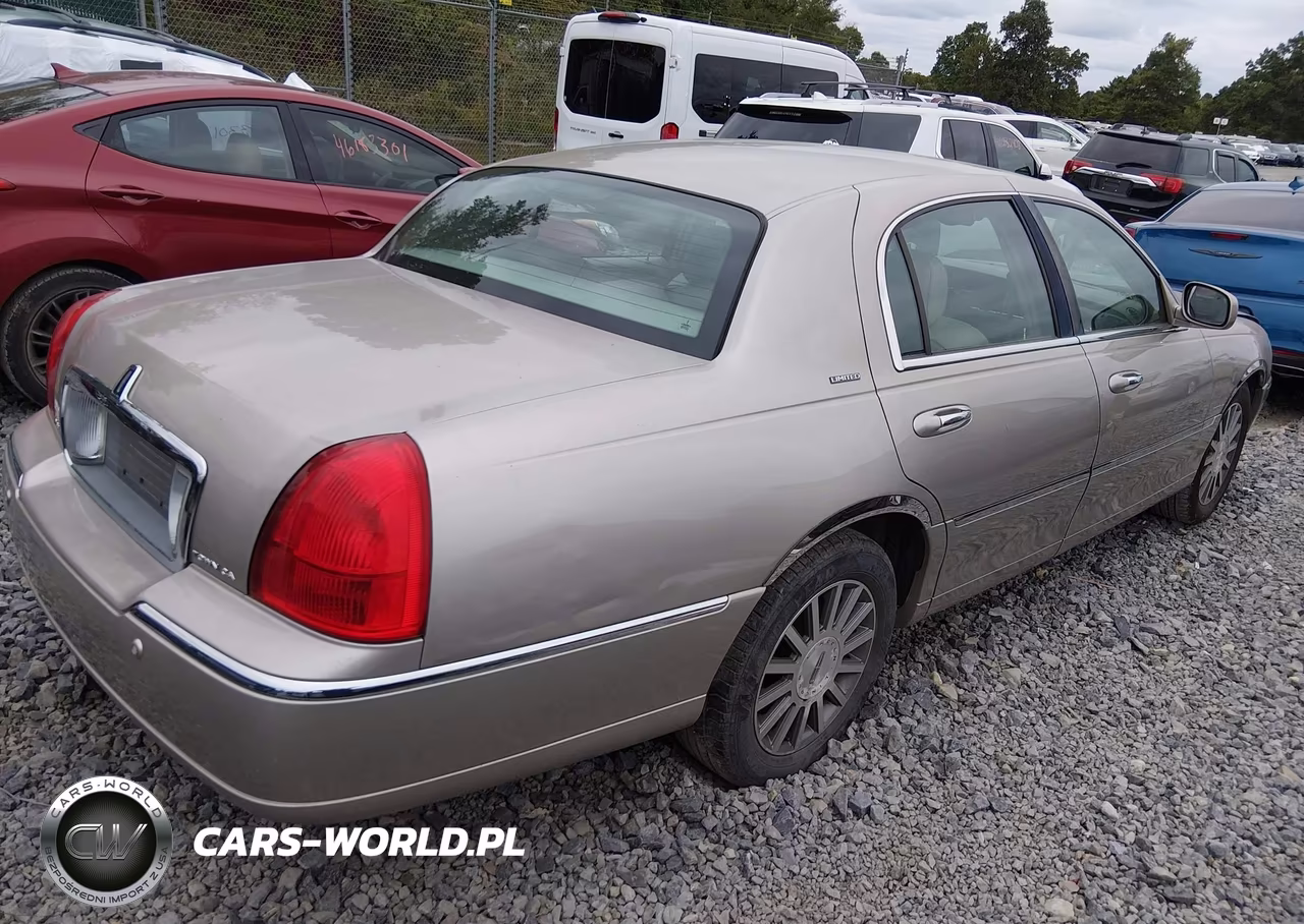 2003 Lincoln Town Car Signature VIN:1LNHM82W23Y704533 - 4
