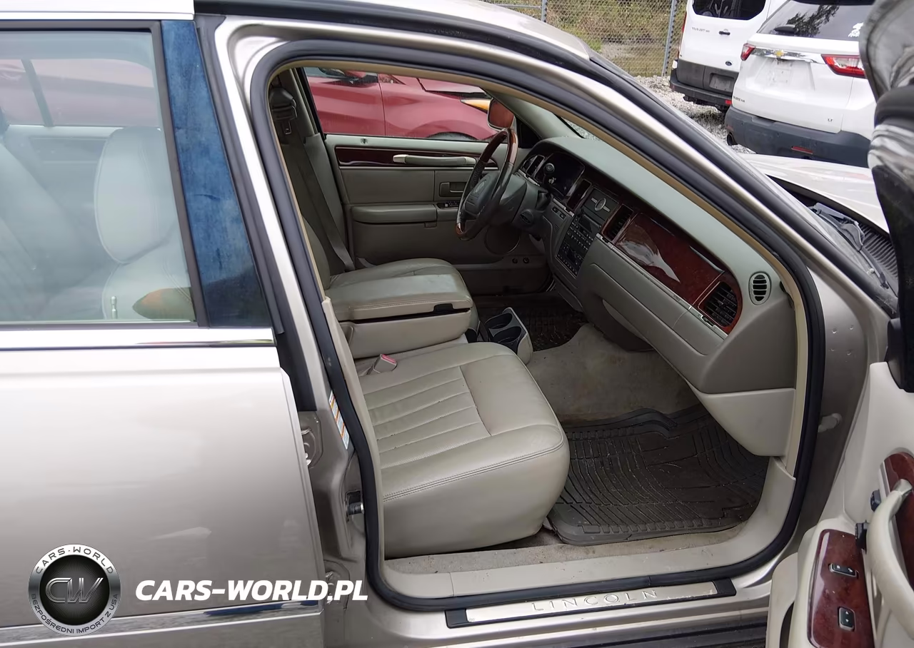 2003 Lincoln Town Car Signature VIN:1LNHM82W23Y704533 - 5