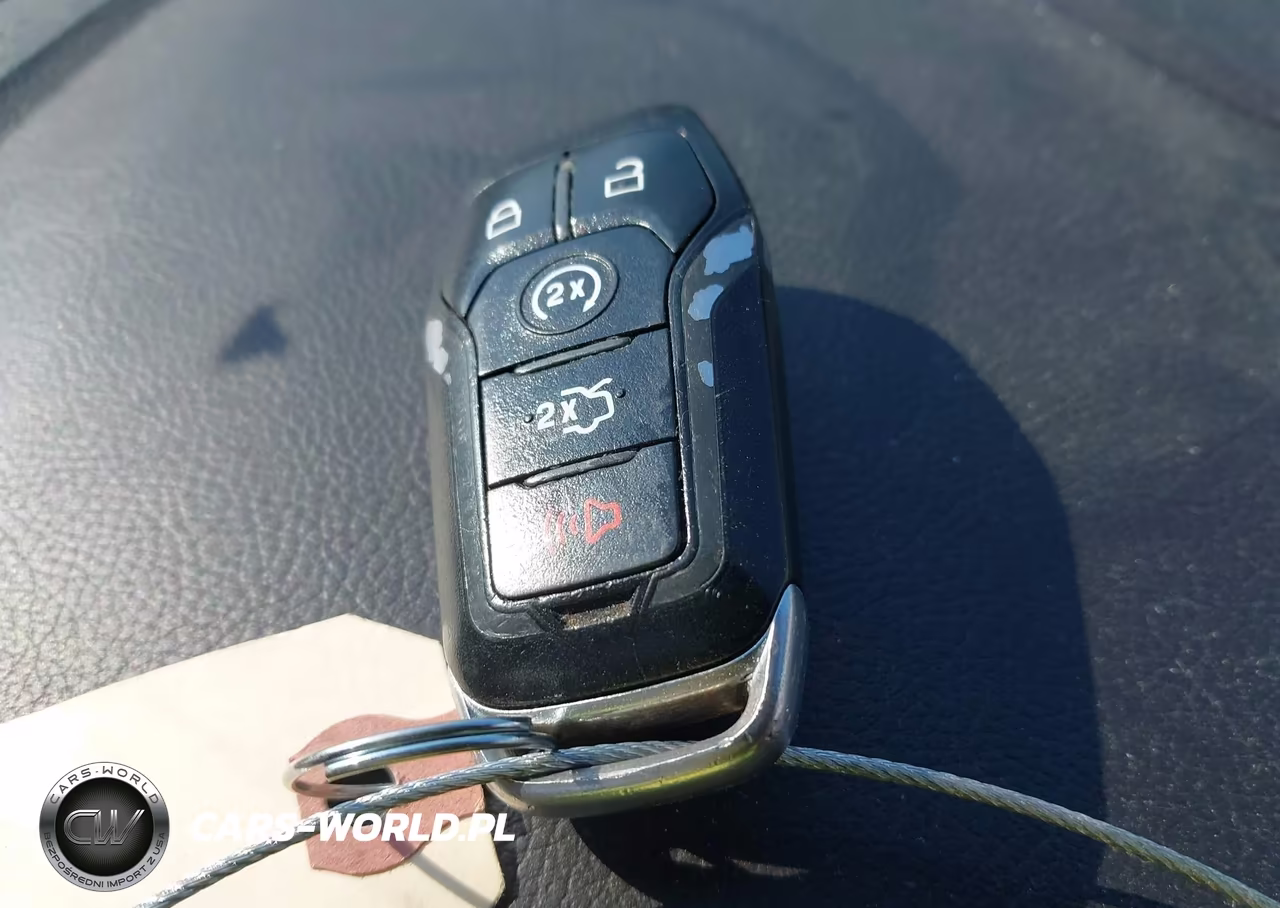 2016 Ford Fusion Energi Titanium VIN:3FA6P0SU4GR327555 - 11
