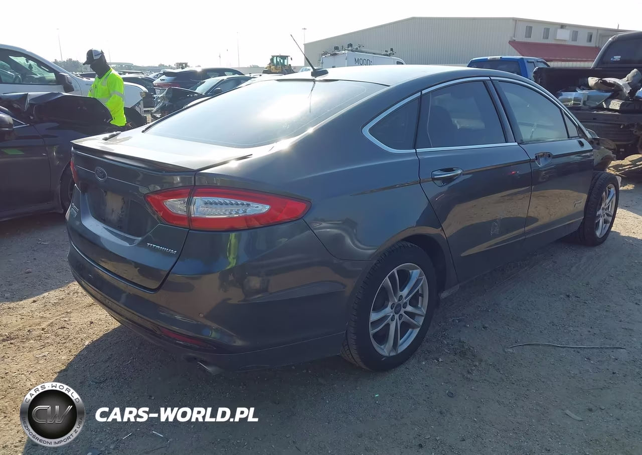 2016 Ford Fusion Energi Titanium VIN:3FA6P0SU4GR327555 - 4