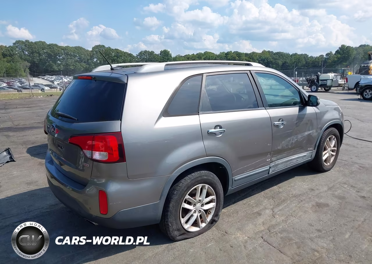 2015 Kia Sorento Lx VIN:5XYKTCA62FG572579 - 4